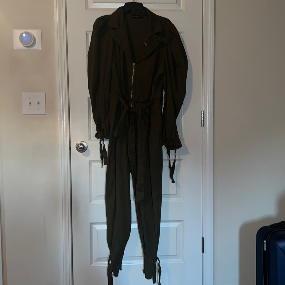 Jumpsuit zipper front with belt and belled sleeves/ankles
